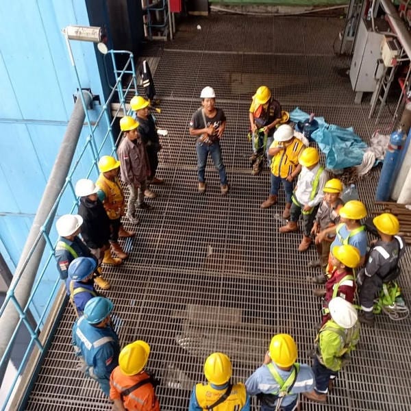 Tool box meeting sebelum pekerjaan dilakukan oleh tim scaffolder PT. Dieko Putra Jaya